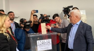 Başkan Bozbey sandık başında