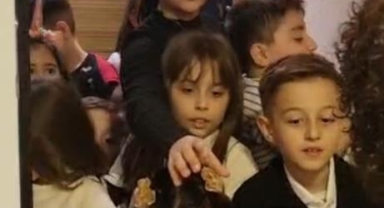 Bir yetişkin 20 çocuk kapı kapı bayramlaştı