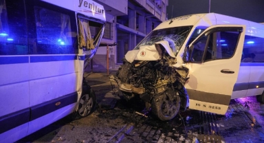 Bursa'da 4 aracın karıştığı kazada 3 kişi yaralandı