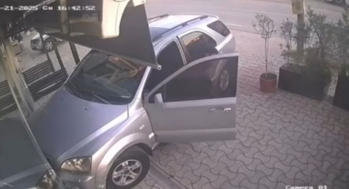 Bursa'da kiracısının dükkanına otomobille daldı