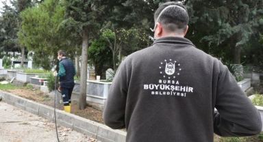 Bursa’da mezarlıklar bayrama hazır