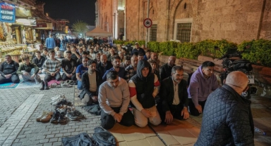 Bursalılar Kadir Gecesi'nde Ulu Cami'ye akın etti