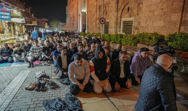 Bursalılar Kadir Gecesi'nde Ulu Cami'ye akın etti