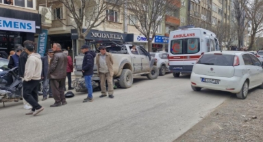 Devrilen motosiklet aracın altına girdi: 1 yaralı
