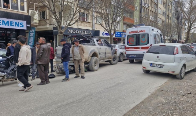 Devrilen motosiklet aracın altına girdi: 1 yaralı