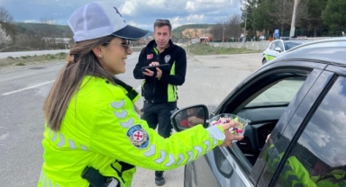 Ekiplerden sürücülere tatlı ve kolonya ikramı