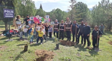 Emniyet personeli ve öğrenciler birlikte fidan dikti