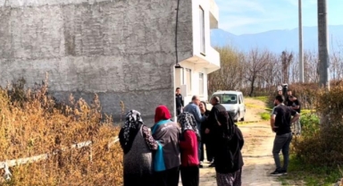 Evinin önünde silahla vurulmuş halde bulundu