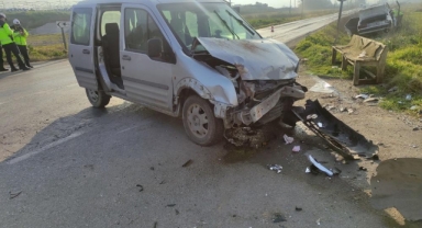 Hafif ticari araç ile otomobil çarpıştı: 5 yaralı