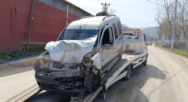 Halk otobüsü ile hafif ticari araç çarpıştı: 1 yaralı