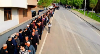 İnegöl'de geleneksel bayramlaşma kuyruğu