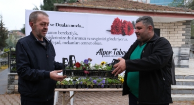 İnegölde mezarlık ziyaretine gelenlere çiçek sürprizi