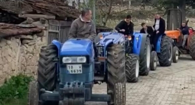 Issızdere köyünden komşu köye traktörlü konvoy