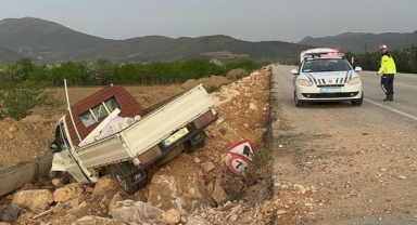 Kamyonet şarampole düştü : 1 yaralı