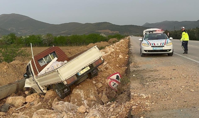 Kamyonet şarampole düştü : 1 yaralı