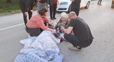 Kaza yapan sürücüye ilk müdahaleyi yoldan geçen doktor yaptı