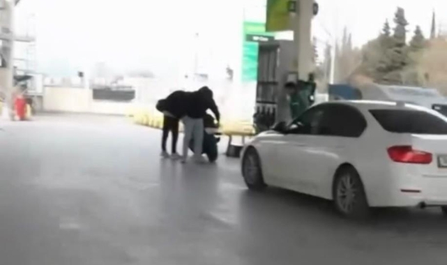 Kendisini yakalayan polisle hatıra fotoğrafı çektirdi