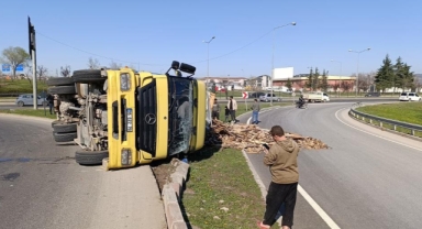 Kontrolden çıkan kamyon devrildi: 1 yaralı
