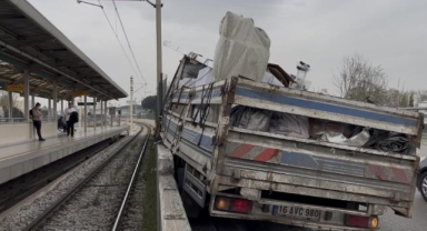 Kontrolden çıkan kamyonet metro bariyerlerine çarptı