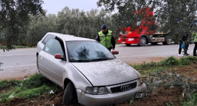 Kontrolden çıkan otomobil, zeytinliğe uçtu
