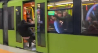 Metroda yaşlı adama hakaret etti araçtan atıldı