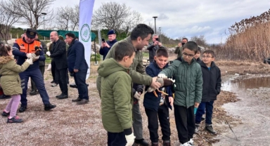 Minik öğrenciler, ördekleri doğaya saldı