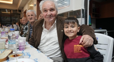 Miniklerden huzurevindeki büyüklere iftar jesti