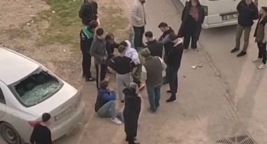 Motosiklet park halindeki iki otomobile çarptı: 2 yaralı