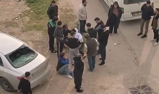 Motosiklet park halindeki iki otomobile çarptı: 2 yaralı
