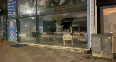Motosikletli şahıs mağaza camını taşla kırdı