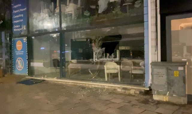 Motosikletli şahıs mağaza camını taşla kırdı