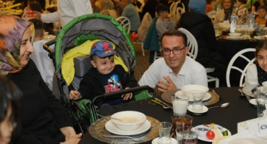 Onkoloji hastası çocuklar iftar'da bir araya geldi
