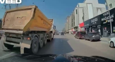 Otomobilin önüne manevra yapan kamyon kamerada