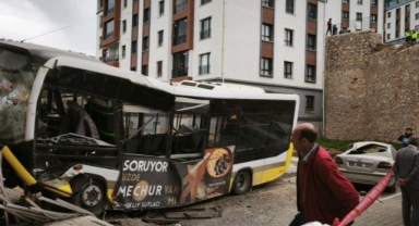 Özel halk otobüsü 10 metrelik istinat duvarından uçtu