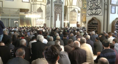 Ramazanın son cumasında Ulucami doldu taştı