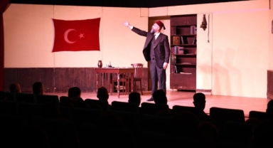 ‘Şair, Şiir, Şuur’ oyunu tiyatroseverler ile buluştu