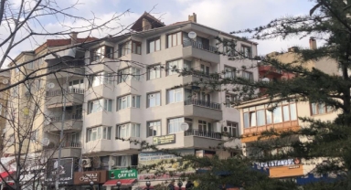 Şiddetli rüzgarda terastaki sedir uçtu