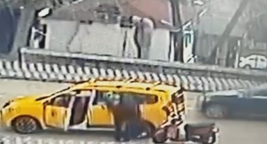 Taksiciyle, motosikletli yol ortasında kavgaya tutuştu