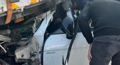 Tırın altına giren lüks otomobil hurdaya döndü