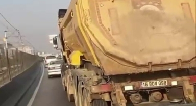 Trafiği hiçe sayan kamyon dakikalarca makas attı