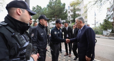 Vali Ayyıldız, görev yapan ekiplerle bayramlaştı