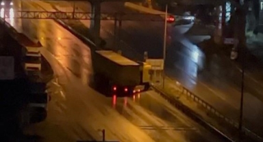 Yağış sebebiyle tır kaydı, trafik aksadı