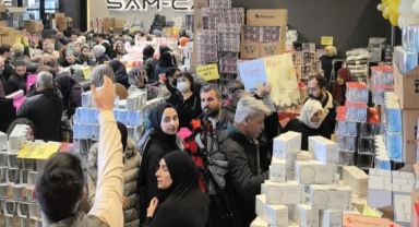 Yeni açılan mağazada vatandaş birbirini ezdi