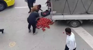Yola dökülen sebzeler el birliğiyle toplandı