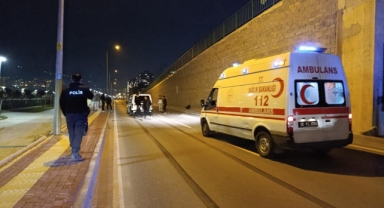 Yolun karşısına geçen 2 kişiye hafif ticari araç çarptı