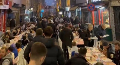 Yüzlerce metrelik iftar sofrası dron ile görüntülendi