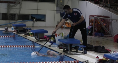 Altın madalyaya dişiyle tutundu