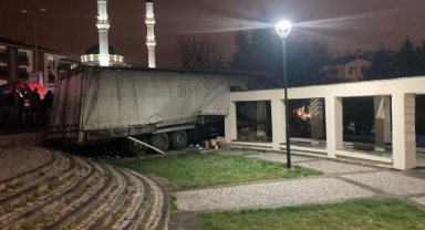 Ankara’da freni boşalan tır parka daldı: 1 ölü