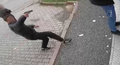 ATM'den para çekerken silahla vuruldu