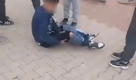 Aynı yaştaki arkadaşların kavgasında kan aktı